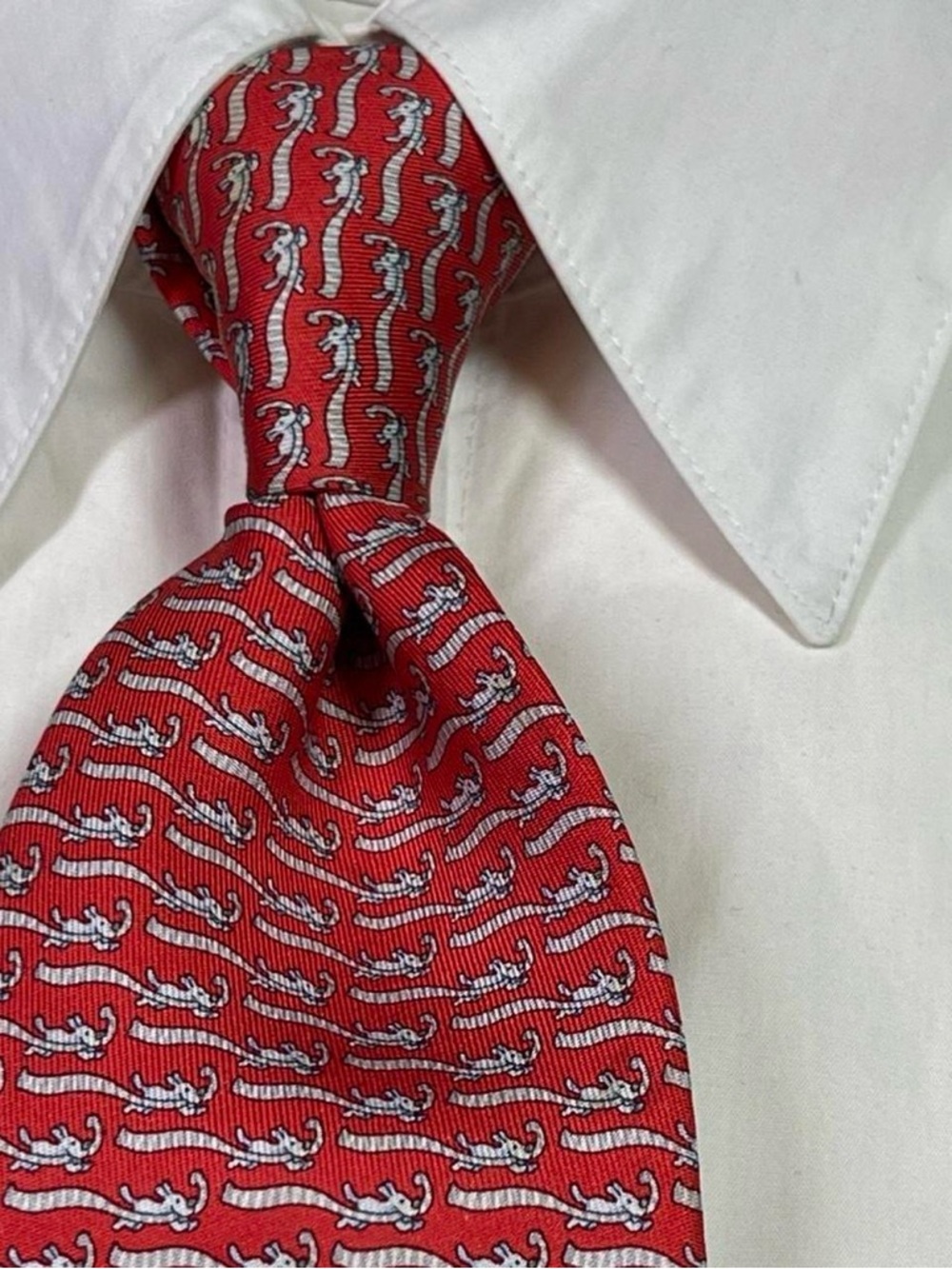 Salvatore Ferragamo Made in Italy Hand Sewn Silk Tie Red w/White Motif L60 W3